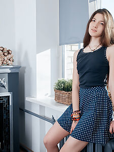 camera brunette photo